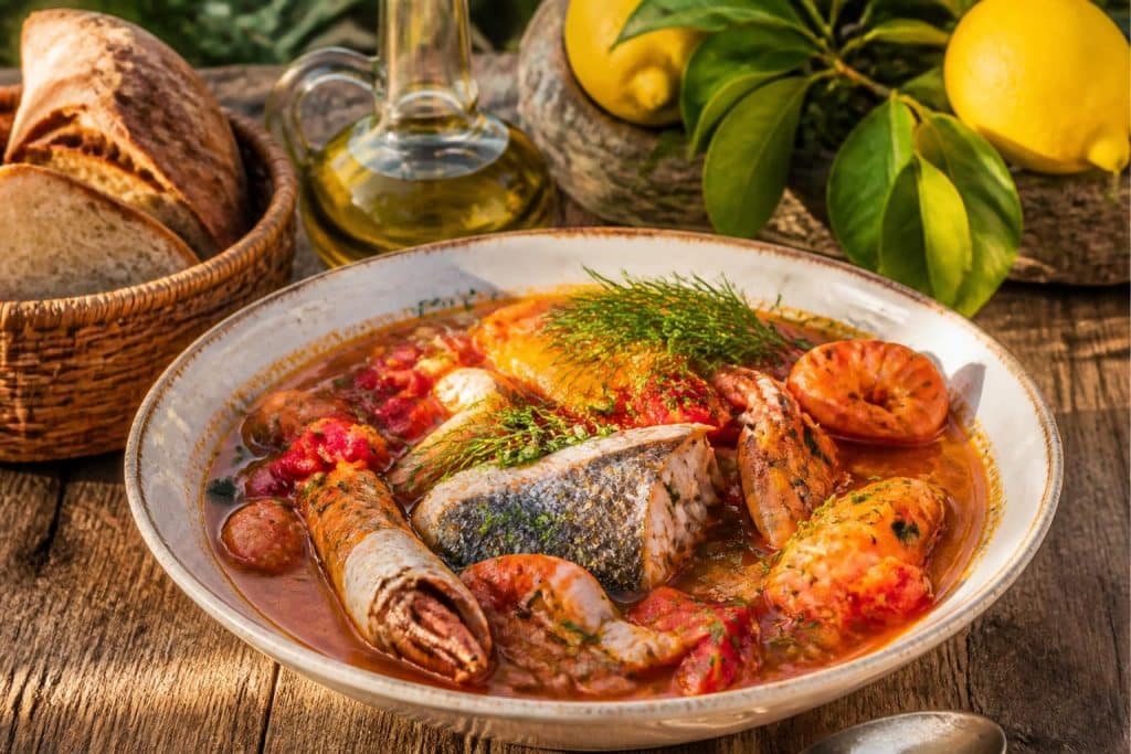 découvrez la recette traditionnelle méditerranéenne de la soupe de poisson de roche, un plat savoureux alliant fraîcheur des poissons et épices du sud.